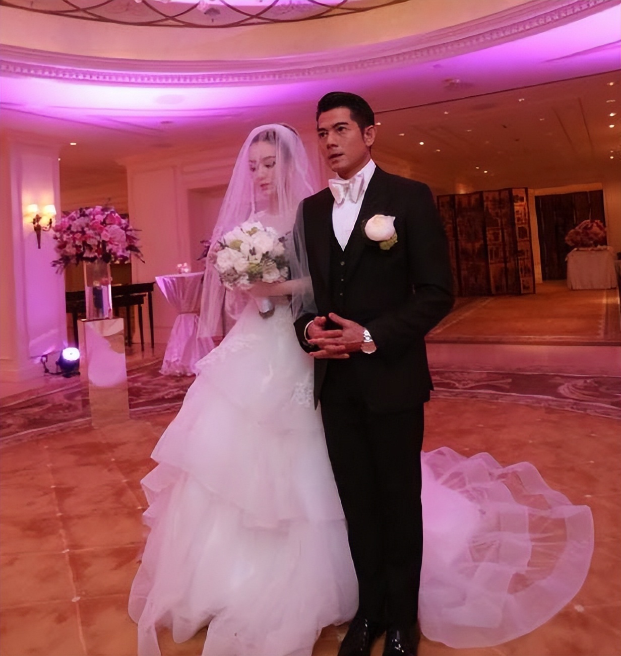 方媛晒婚纱照庆祝5周年,郭富城甜蜜喊话:亲爱的老婆幸福快乐|方媛