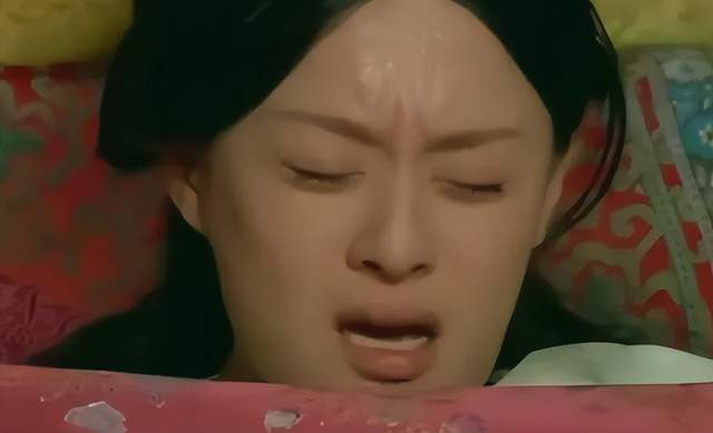 剧中孙俪饰演的芈八子被人陷害而导致早产,再加上还是难产,外人无法