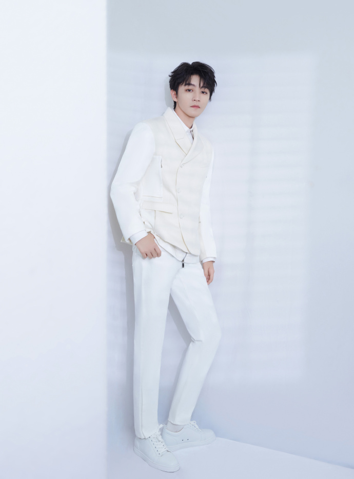 王俊凯凭借新剧能成功转型导演夸赞对方与角色契合气质满分