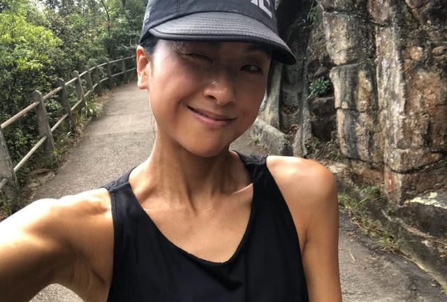 徐濠萦跑步被路人拍到,素颜暗黄还有黄斑,但不遮掩更自然真实!休闲区蓝鸢梦想 - Www.slyday.coM 徐濠萦跑步被路人拍到,素颜暗黄还有黄斑,但不遮掩更自然真实!休闲区蓝鸢梦想 - Www.slyday.coM