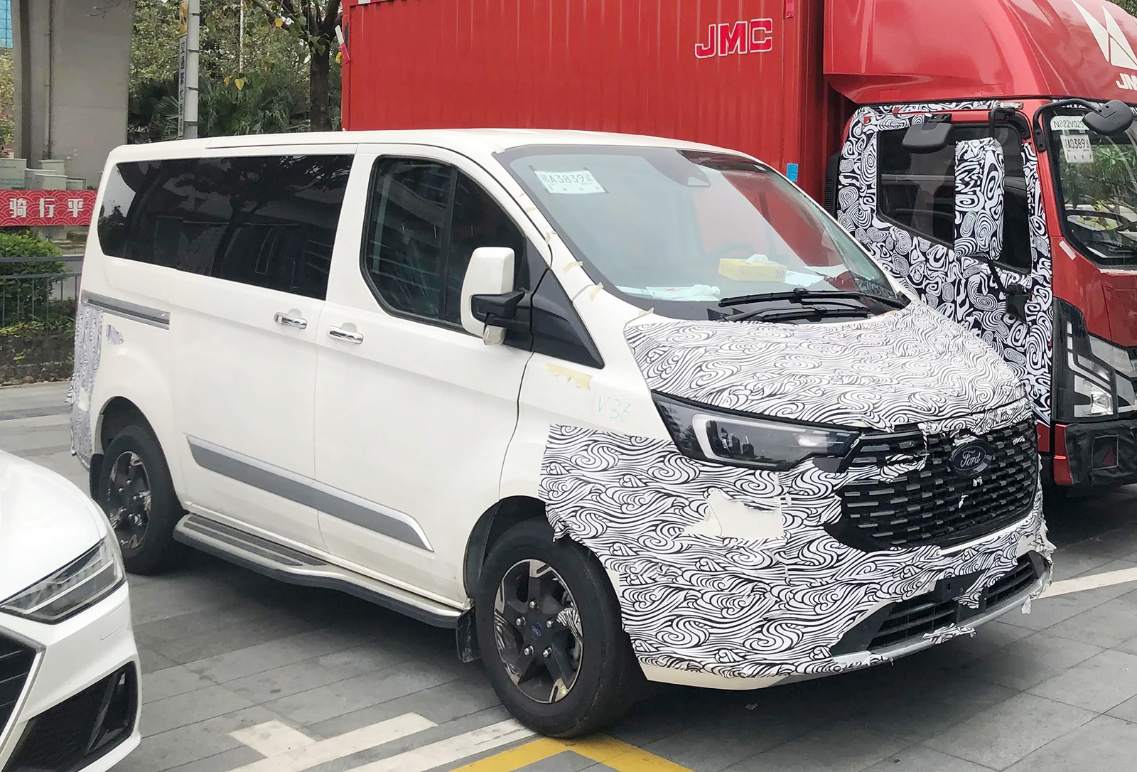 新款全顺途睿欧实车曝光换装新前脸外观很霸气侧滑门