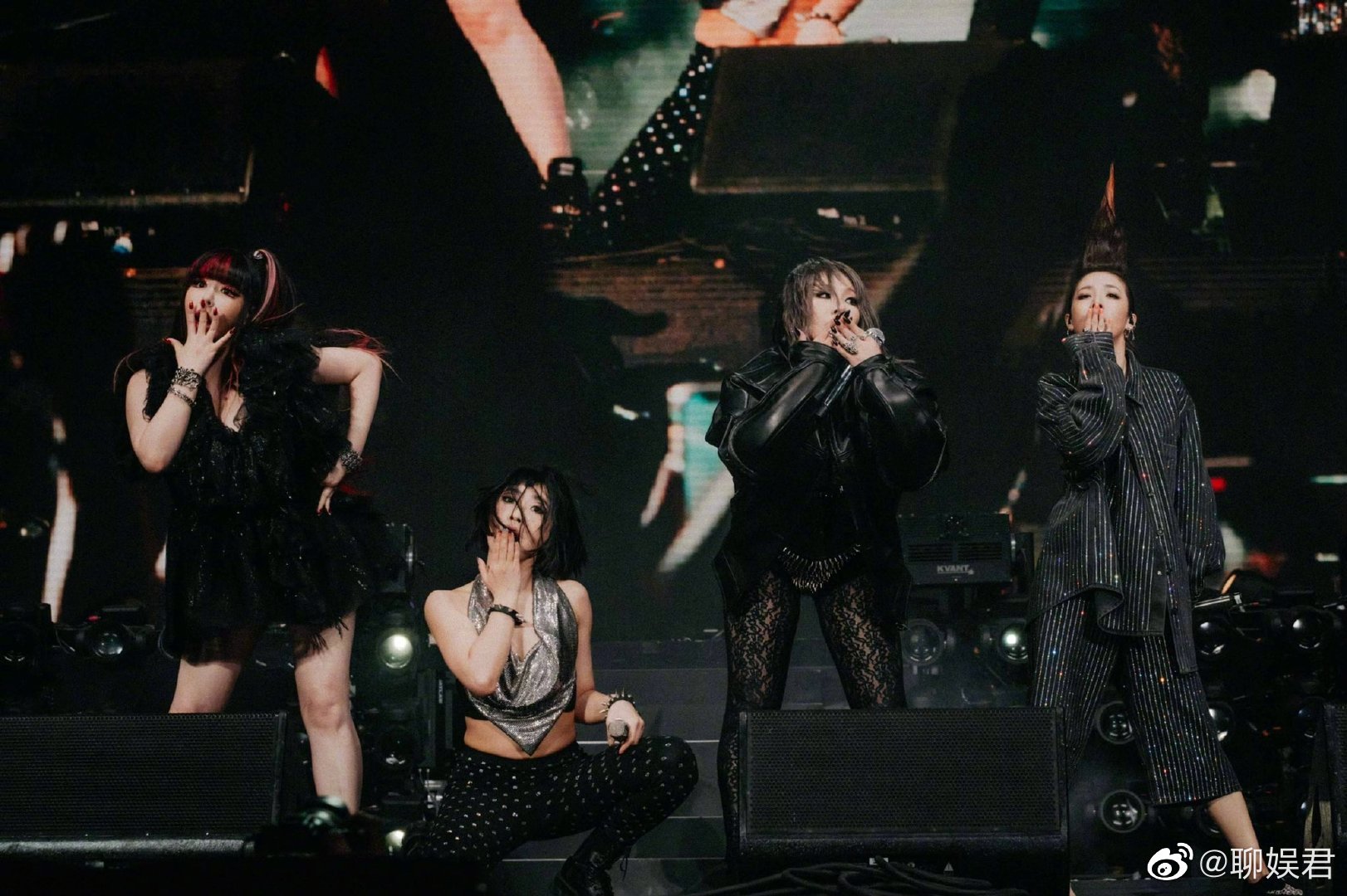 2ne1科切拉舞台后台照来了