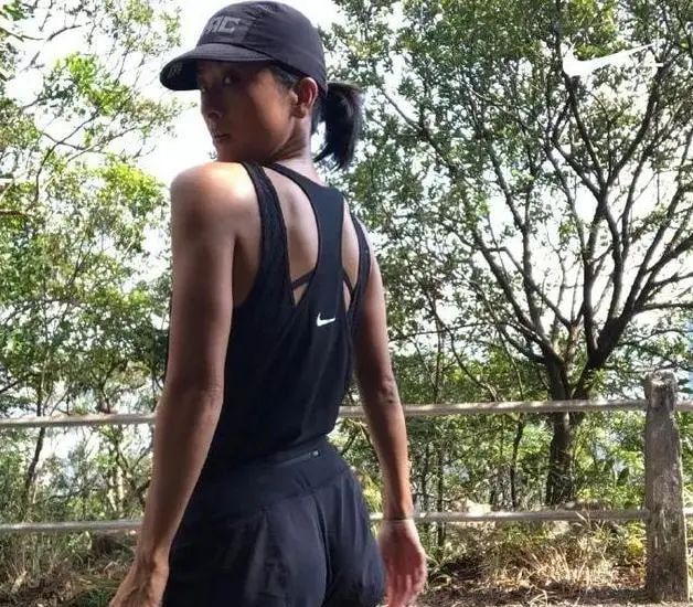 徐濠萦跑步被路人拍到,素颜暗黄还有黄斑,但不遮掩更自然真实!休闲区蓝鸢梦想 - Www.slyday.coM 徐濠萦跑步被路人拍到,素颜暗黄还有黄斑,但不遮掩更自然真实!休闲区蓝鸢梦想 - Www.slyday.coM