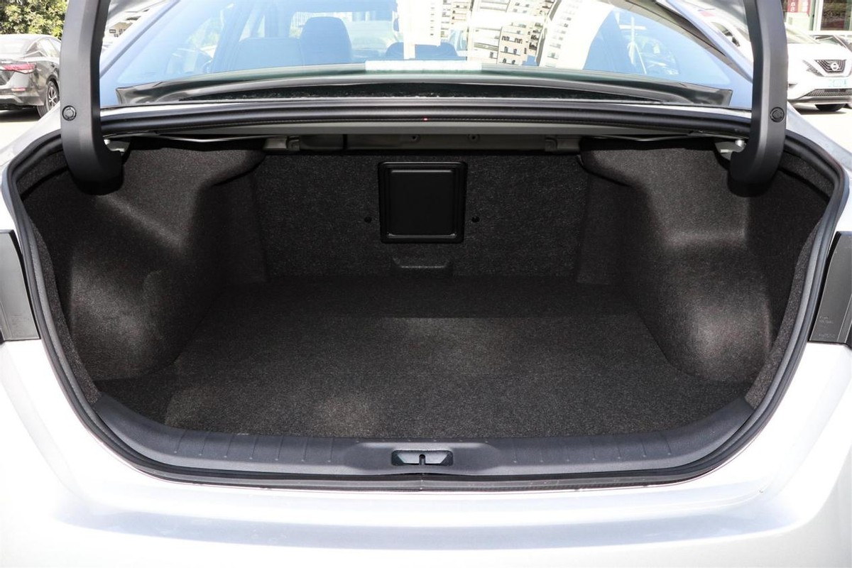 后备厢部分,天籁的内部空间比较规整,常规进深为1090mm,内部宽度最窄