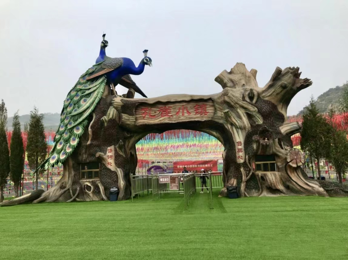 走进孔雀小镇,数千只孔雀争奇斗艳,或悠闲踱步,或交颈而戏,引颈高歌