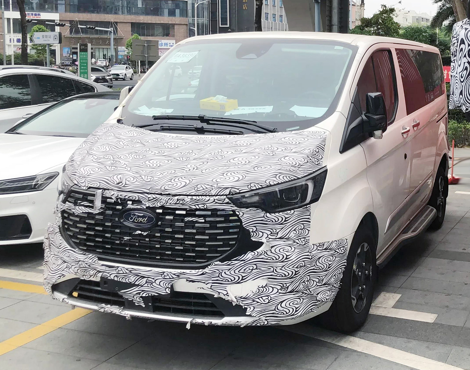 新款全顺途睿欧实车曝光换装新前脸外观很霸气侧滑门