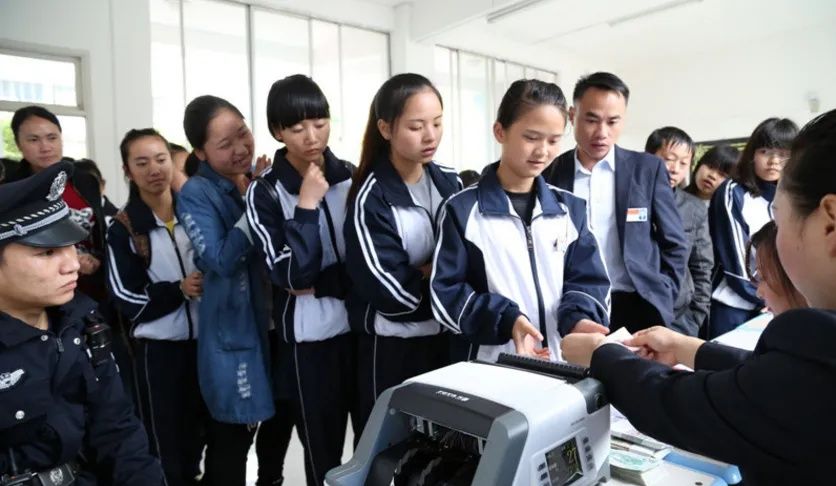 被“中考分流”的职校生，毕业后就业如何？过来人表示很心酸休闲区蓝鸢梦想 - Www.slyday.coM