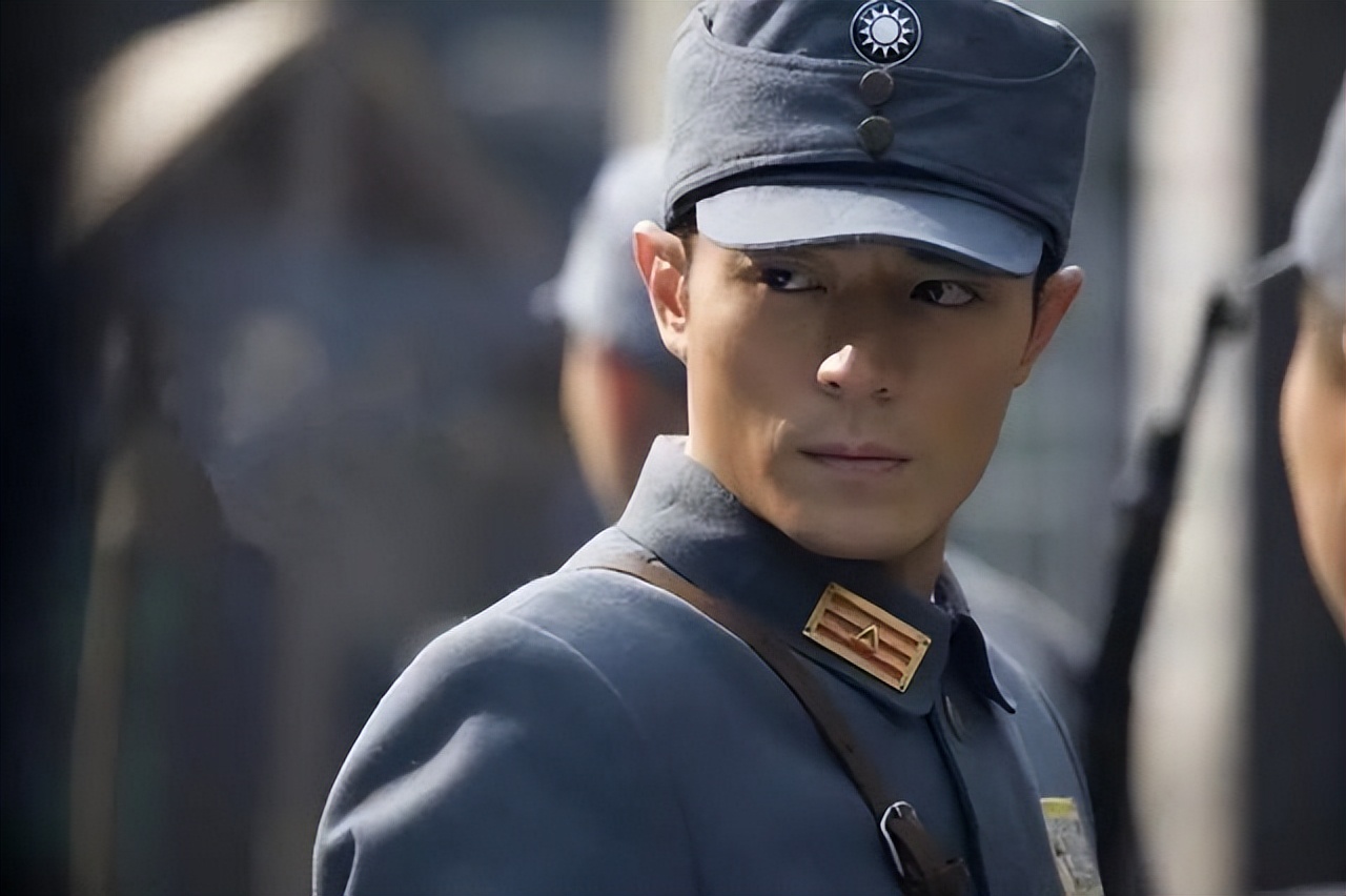 同样是军装照,把杨洋肖战和钟汉良放一起对比,差距就出来了!