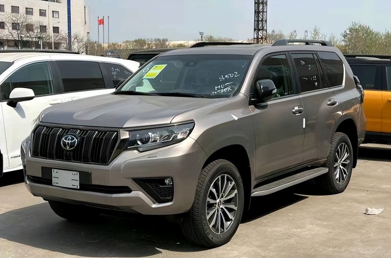 从曝光的图片来看,普拉多果然是一如既往的"霸道",整体外观变化其实不