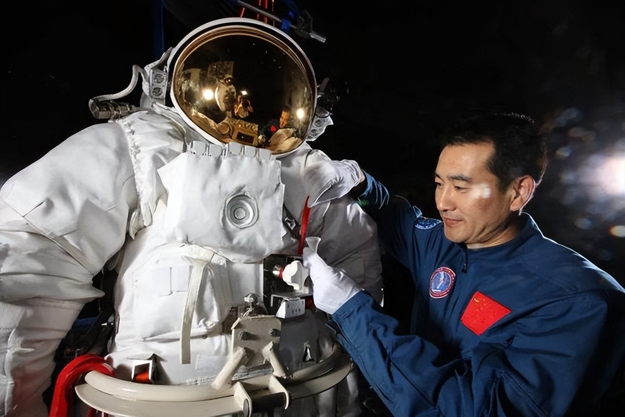 “太空漫步第一人”,航天英雄翟志刚,竟是母亲卖瓜子供出来的!|翟志刚|太空漫步|出舱_新浪新闻