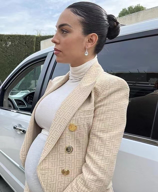 c罗小儿子不幸夭折乔治娜挺双胞胎孕肚时好美穿紧身衣秀曲线