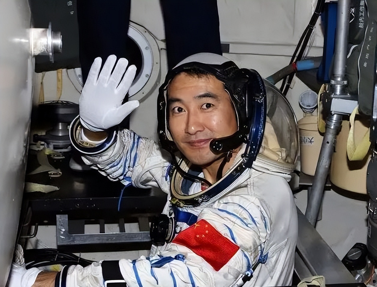 “太空漫步第一人”,航天英雄翟志刚,竟是母亲卖瓜子供出来的!|翟志刚|太空漫步|出舱_新浪新闻