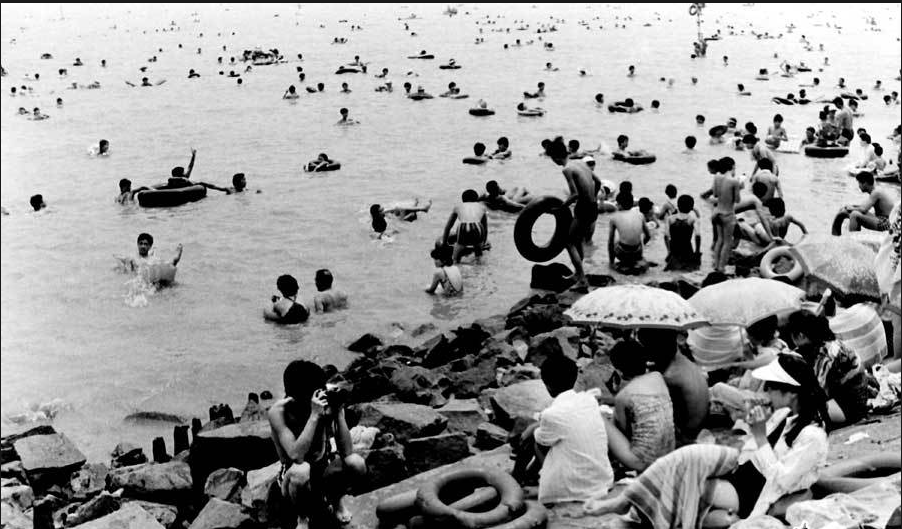 老照片上世纪八十年代普通上海人的生活天气热了就到浴场游泳