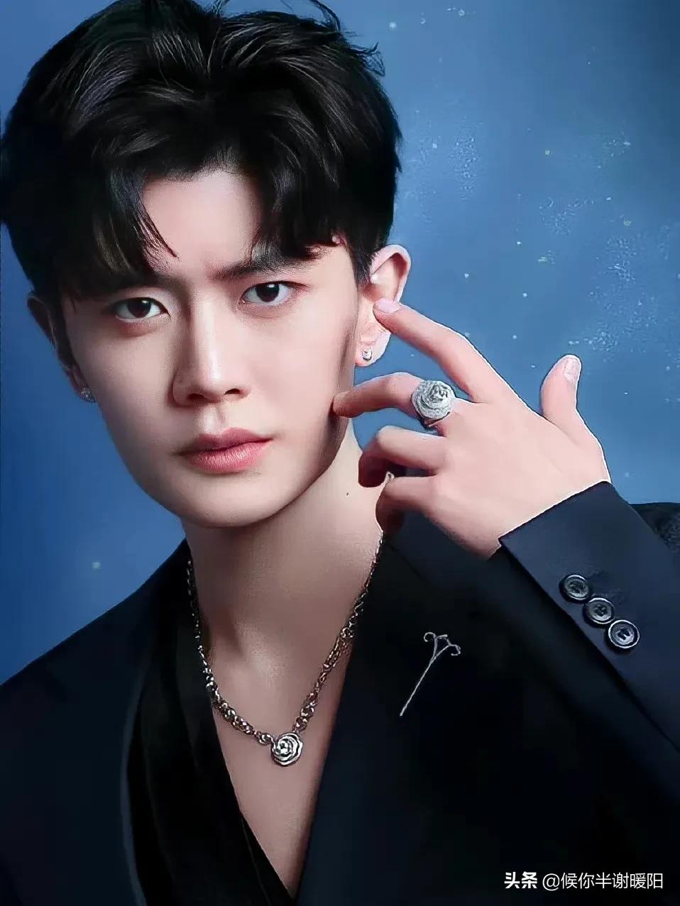 最适合戴项链的几位男明星:王一博李现霸气,肖战精致又矜贵!