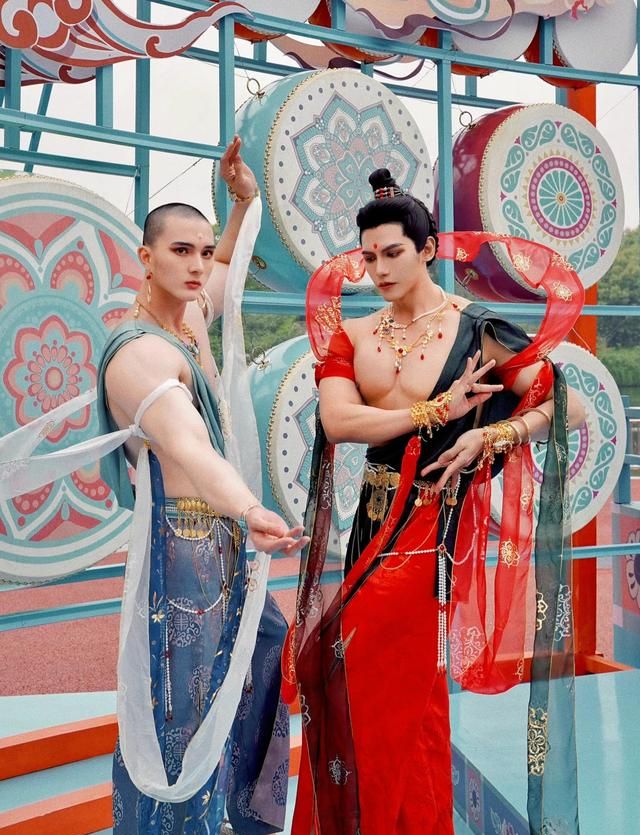 国风男菩萨cos走红身材好却惨遭辱骂诠释美必须穿着保守吗