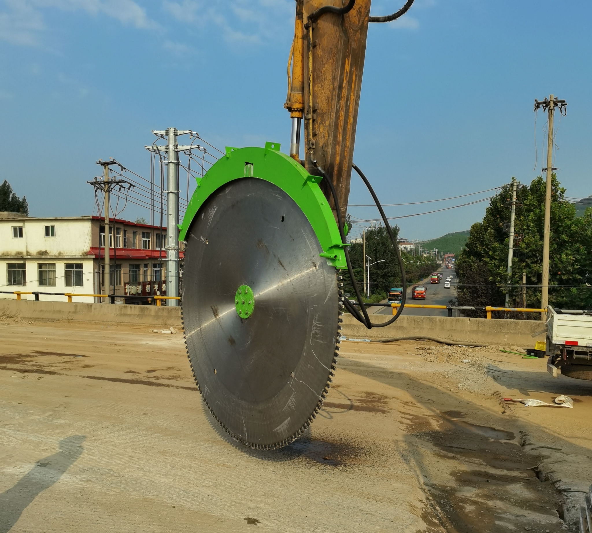 挖掘机岩石锯切割花岗岩挖机属具挖掘机改装岩石锯隧道切割锯