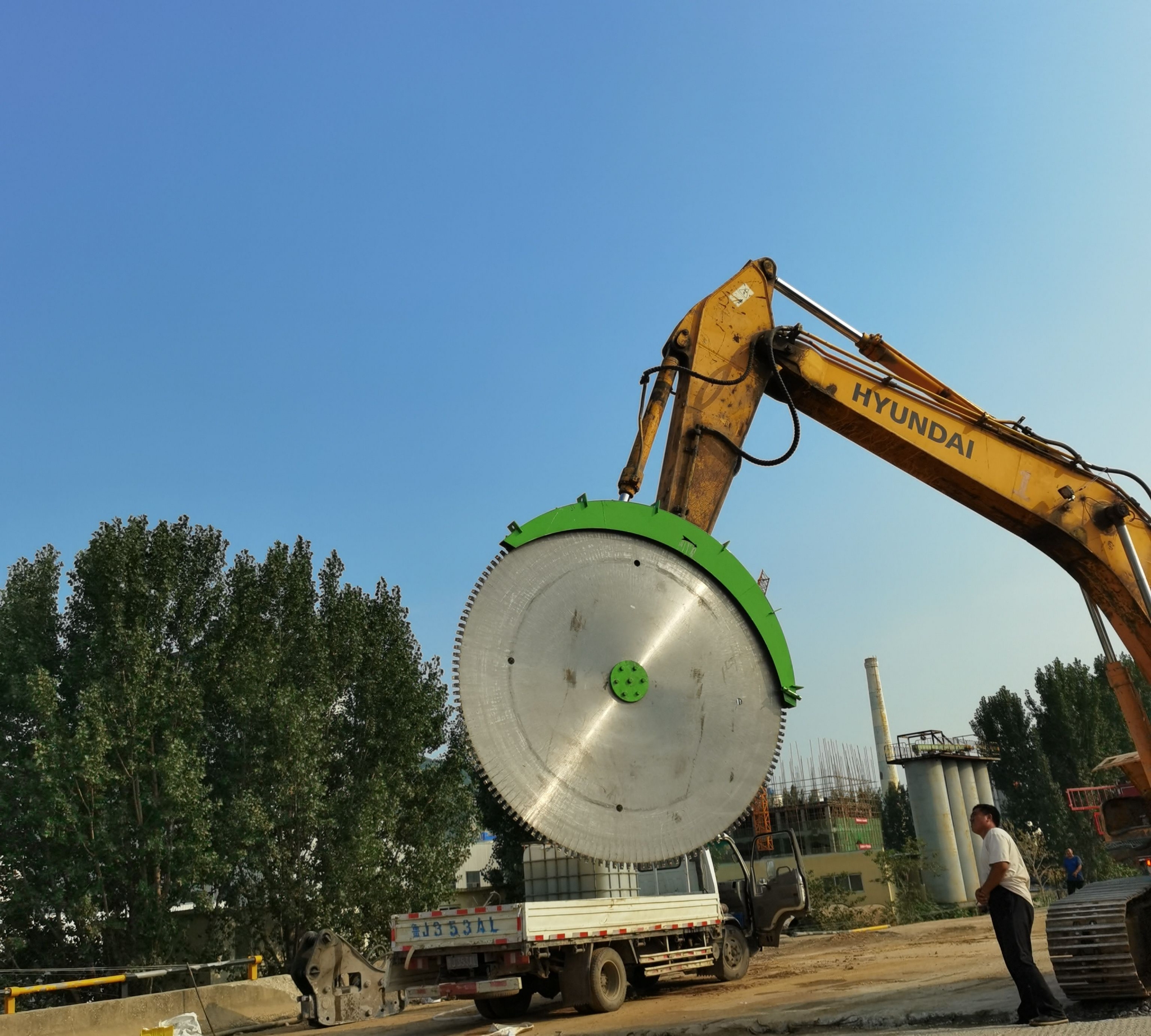 挖掘机岩石锯切割花岗岩挖机属具挖掘机改装岩石锯隧道切割锯