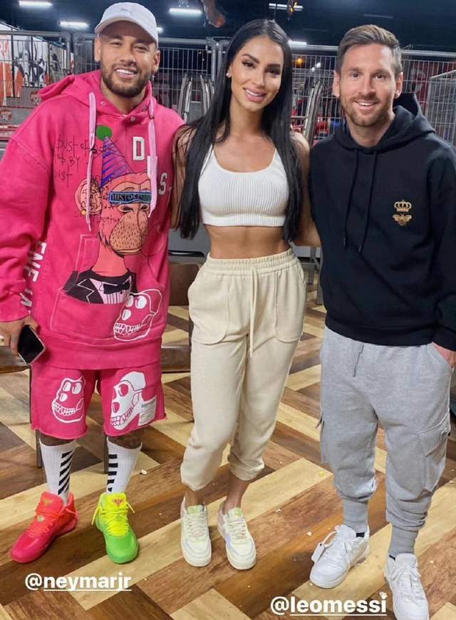 梅西和内马尔被一位美女球迷拉着一起合影,这位身材火辣的美女站在了