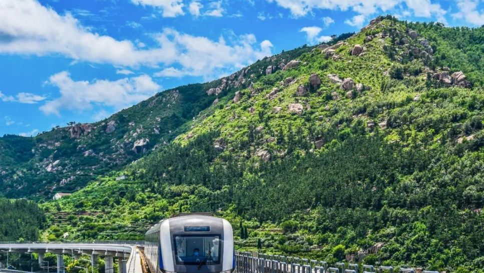 青岛最美地铁线红瓦绿树碧海蓝天幸福