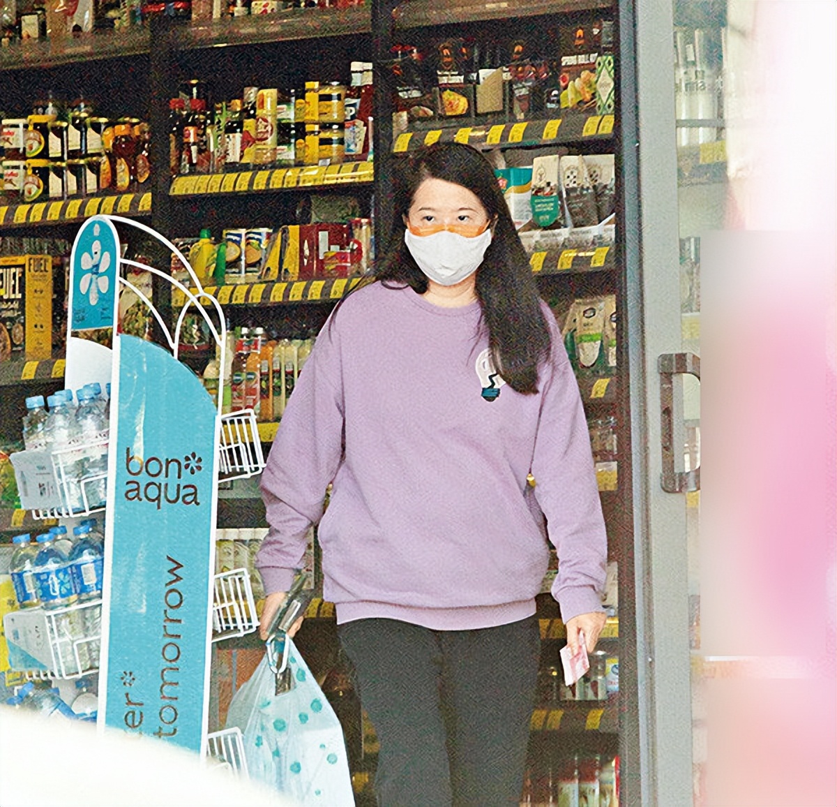 4月19日,港媒曝光陈锦鸿妻子杜雯惠近照,杜雯惠独自一人到药店及超市