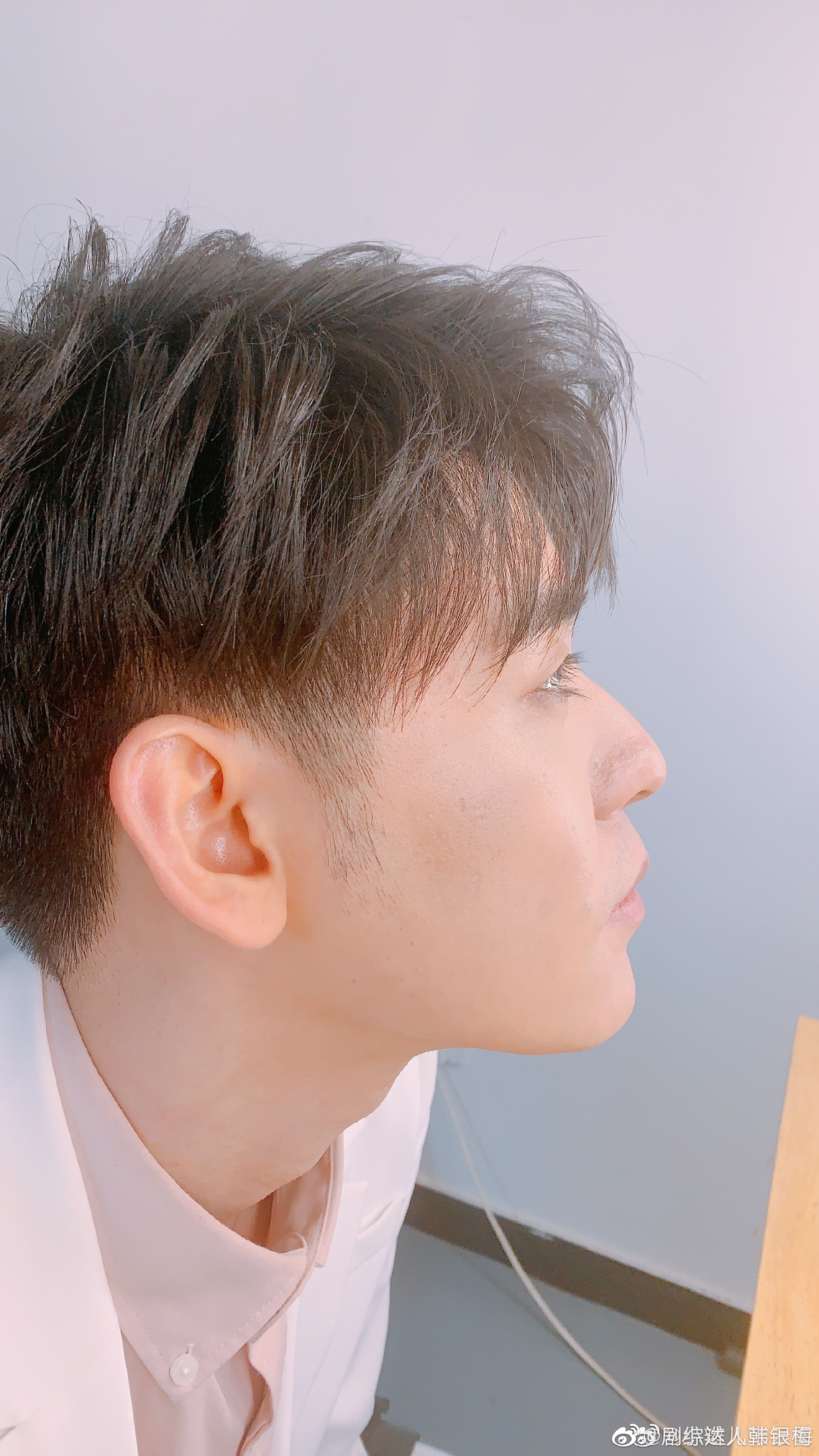 张云雷剪头发了但是发了张旧照,好优越的侧颜和眼睫毛