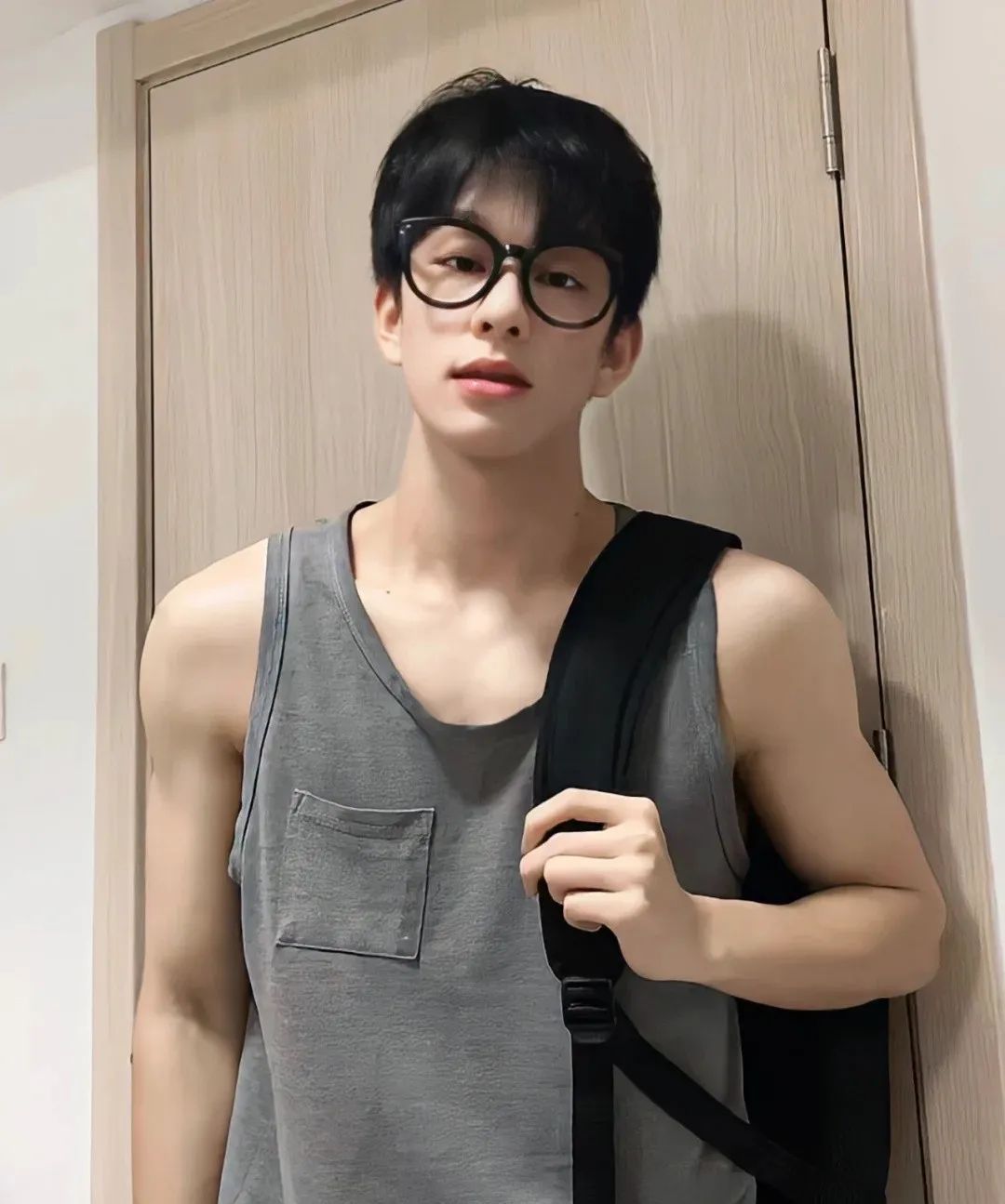 白净小腹肌奶帅弟弟,可以申请做男朋友吗?__财经头条