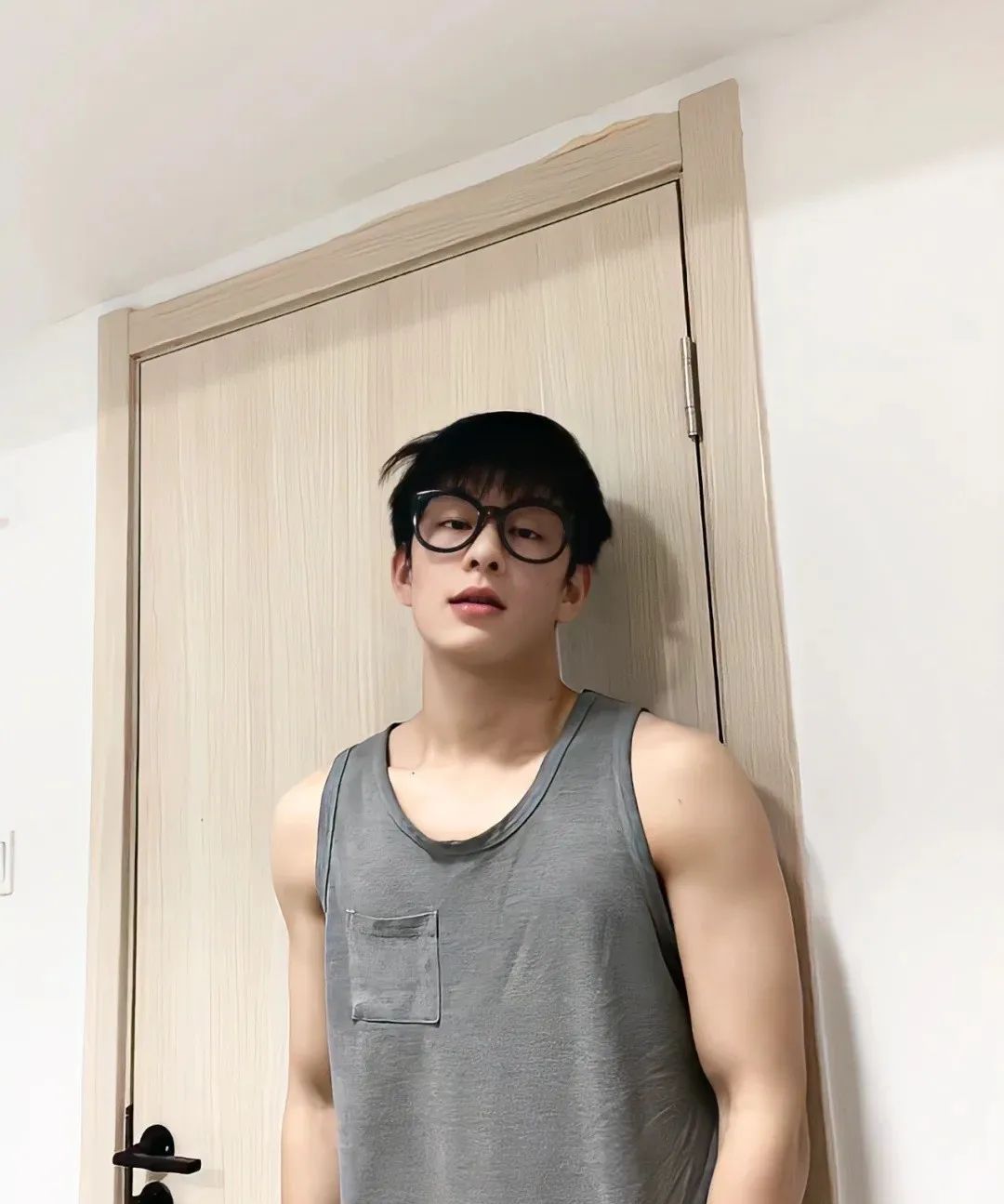 白净小腹肌奶帅弟弟,可以申请做男朋友吗?__财经头条