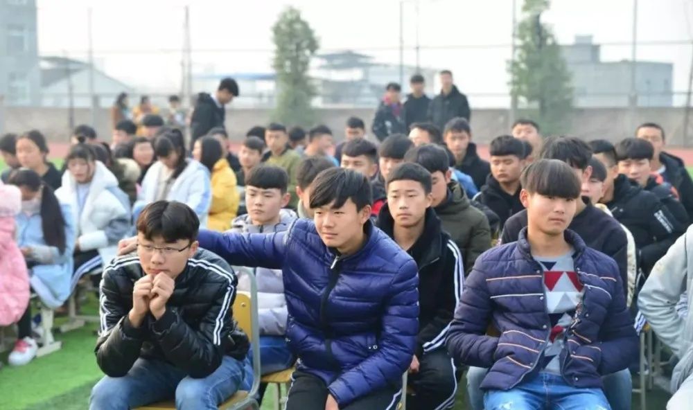 被“中考分流”的职校生，毕业后就业如何？过来人表示很心酸休闲区蓝鸢梦想 - Www.slyday.coM