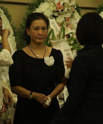 她是荧屏中"最美警花"嫁给大23岁导演,如今年过半百为夫守寡|徐庆东