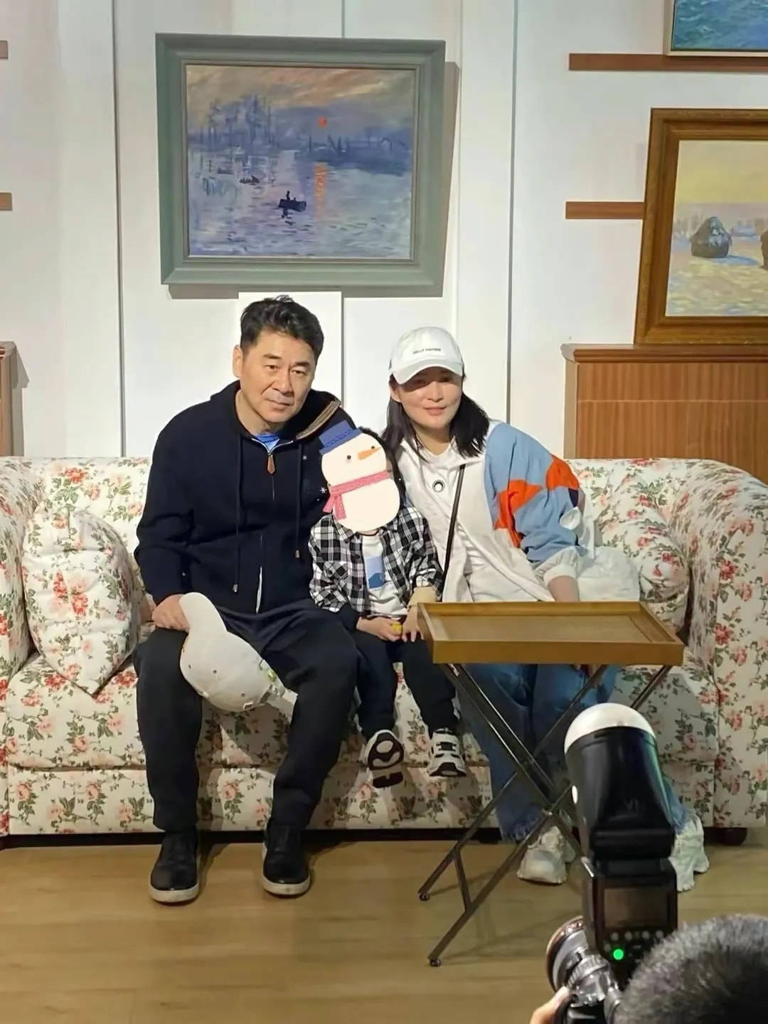 蒋勤勤一家三口看展被偶遇素颜紧绷很自然全程有摄影师跟着