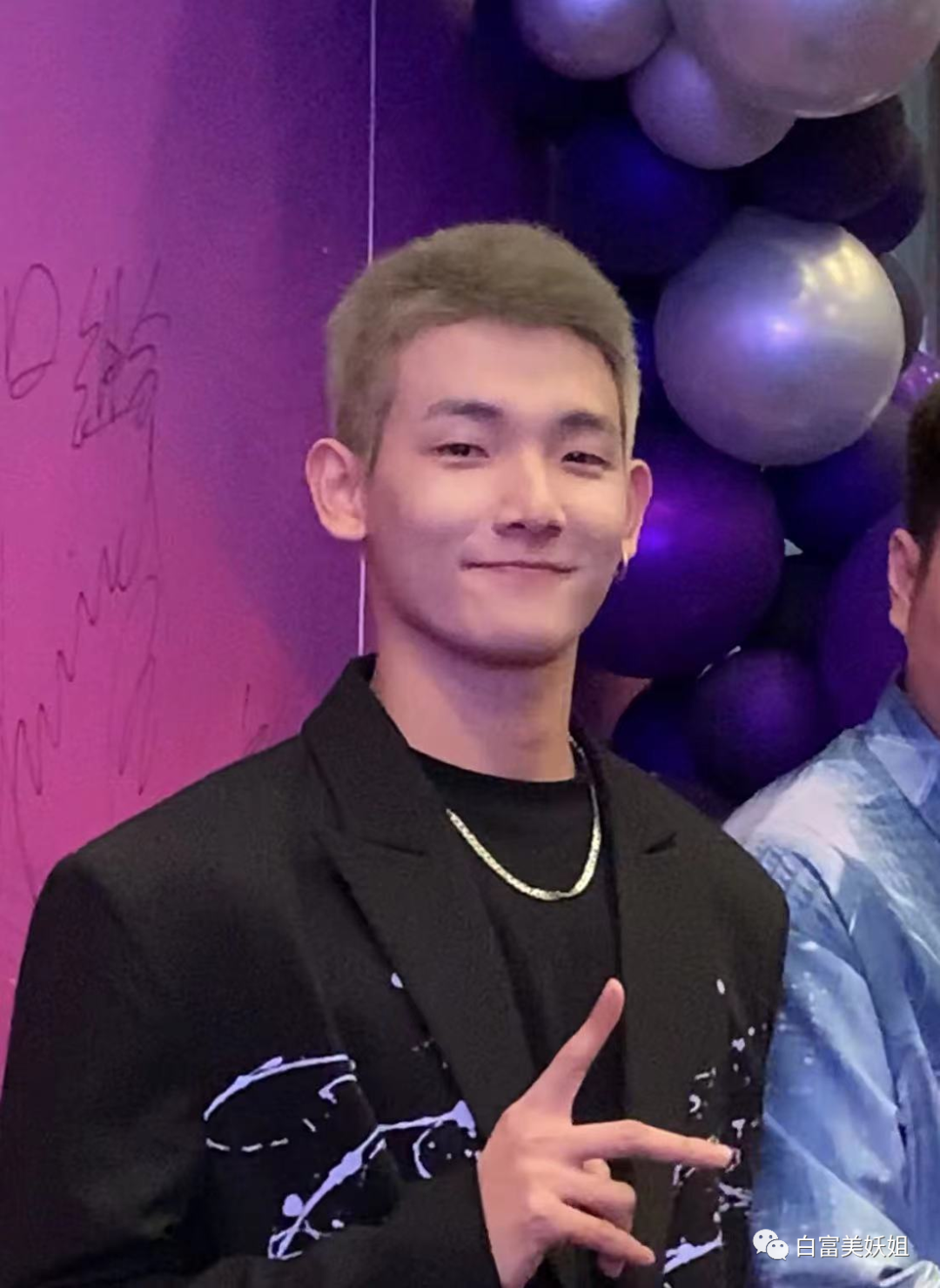 眼睛小过李荣浩还靠脸一夜涨粉3000w全网也就他了