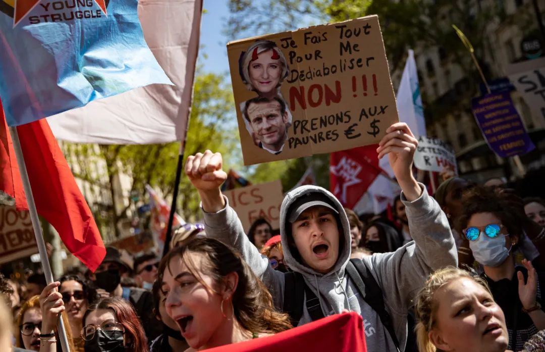 当地时间4月16日，法国巴黎出现了同时反对马克龙和勒庞两位候选人的抗议活动。图/IC photo