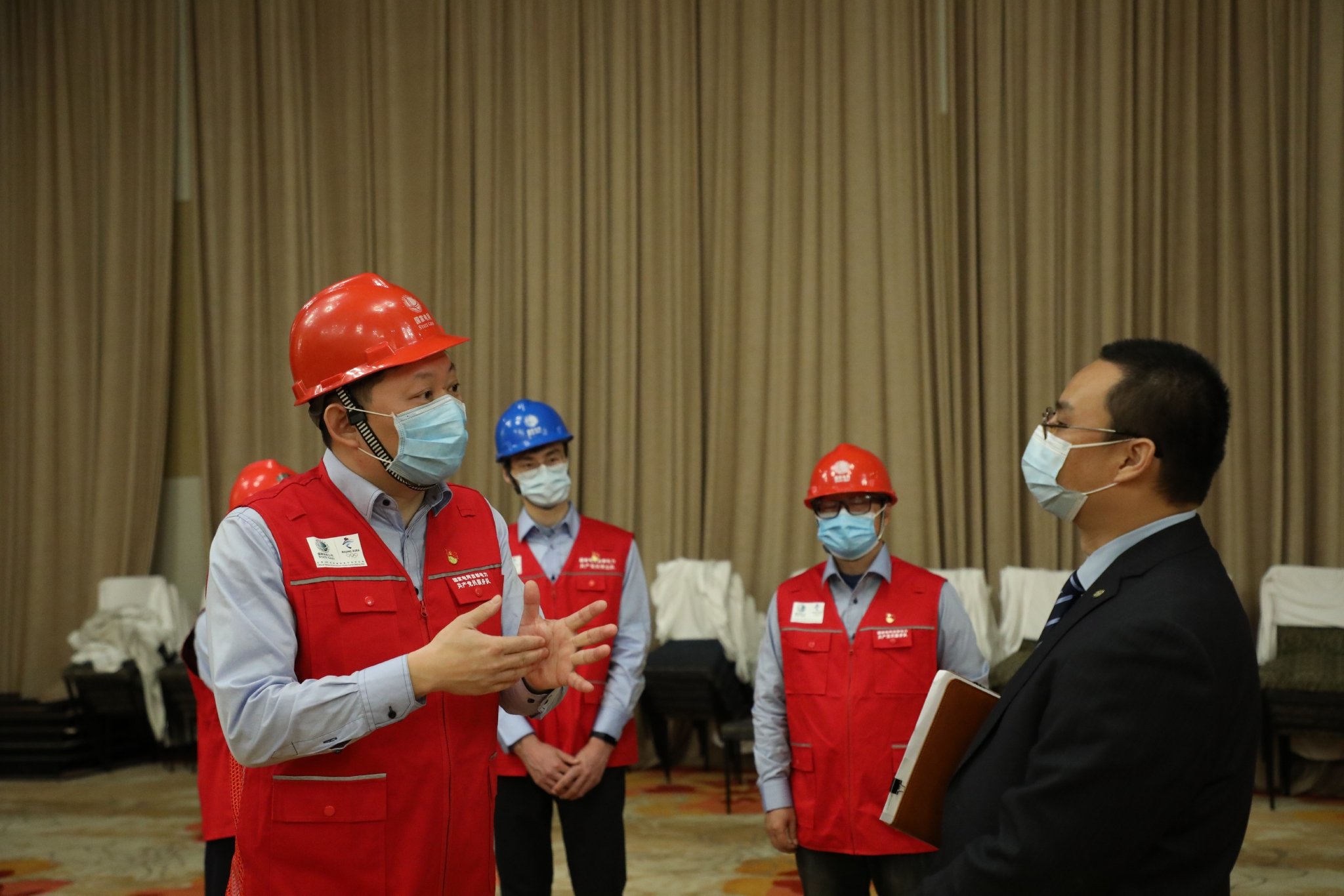 王小宁(左)在工作中.&nbsp; 受访者供图