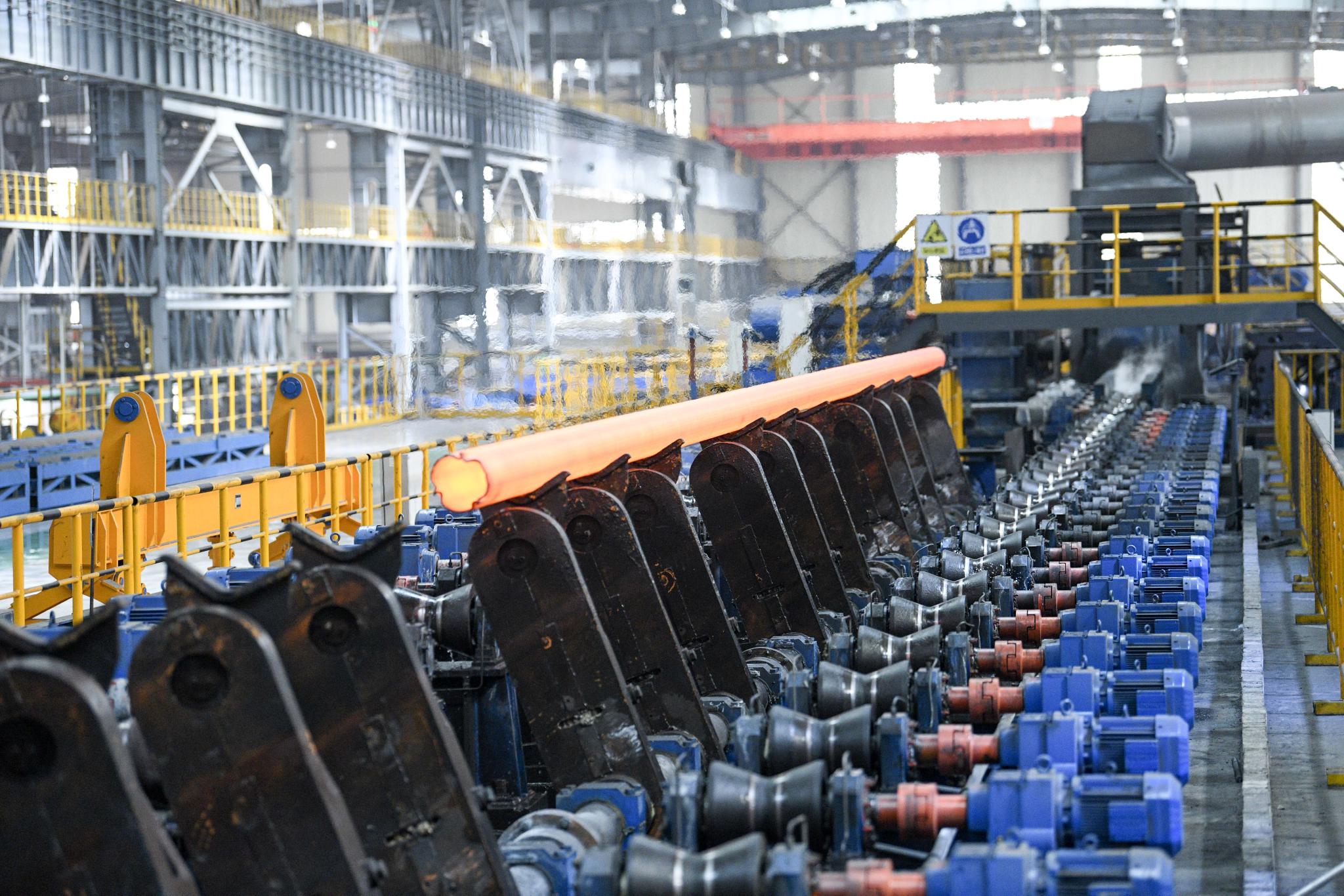 这是4月19日拍摄的承德建龙特殊钢有限公司无缝钢管厂生产车间.