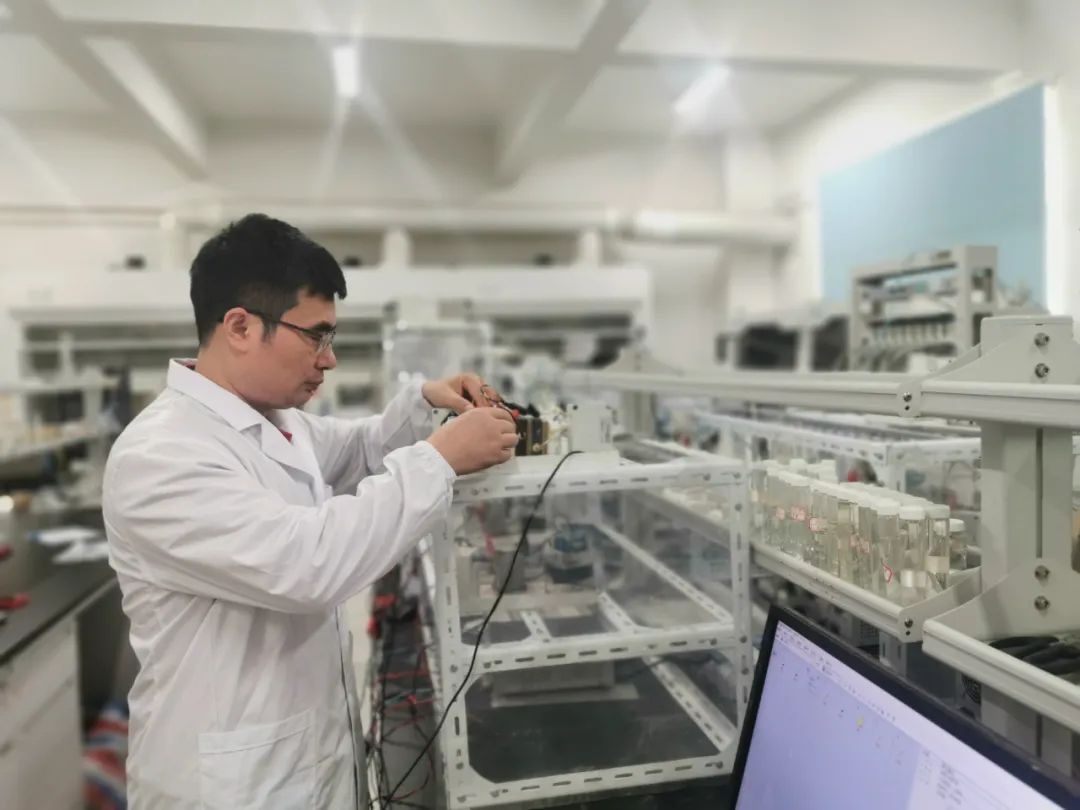 长沙理工大学教授、储能研究所所长贾传坤在进行液流电池开发试验受访者供图