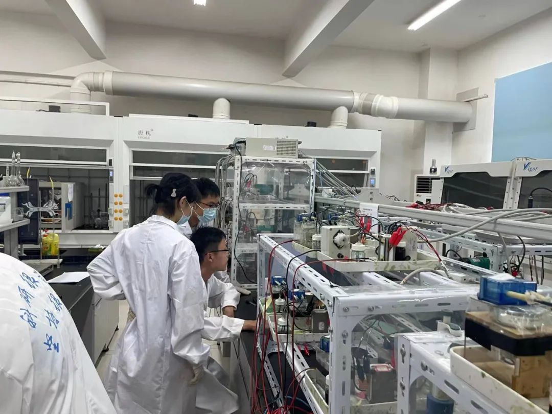 长沙理工大学储能研究所研究生邹海涛等测试新型液流电池体系 受访者供图