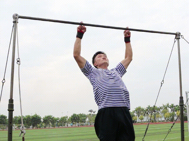 单杠卷身上1001个这兵哥太炸裂了