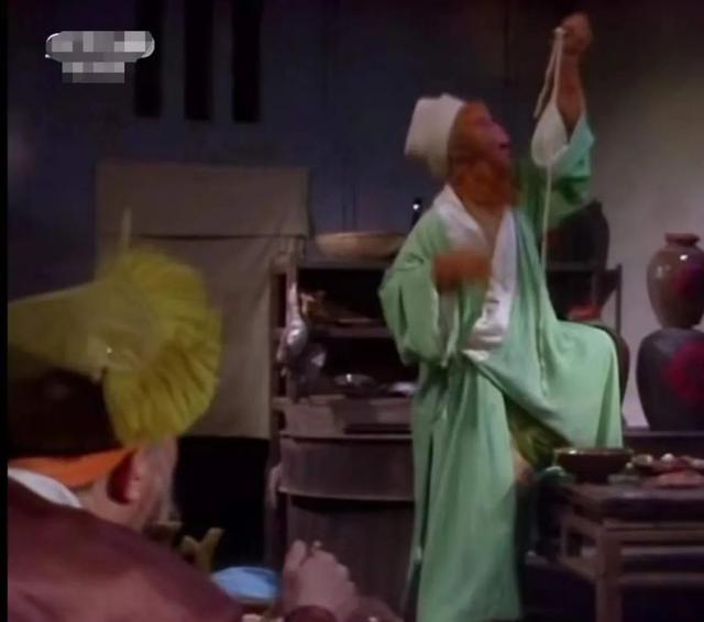 孙悟空又进城了河北一泼猴成网红入小区逛公园游泳荡秋千