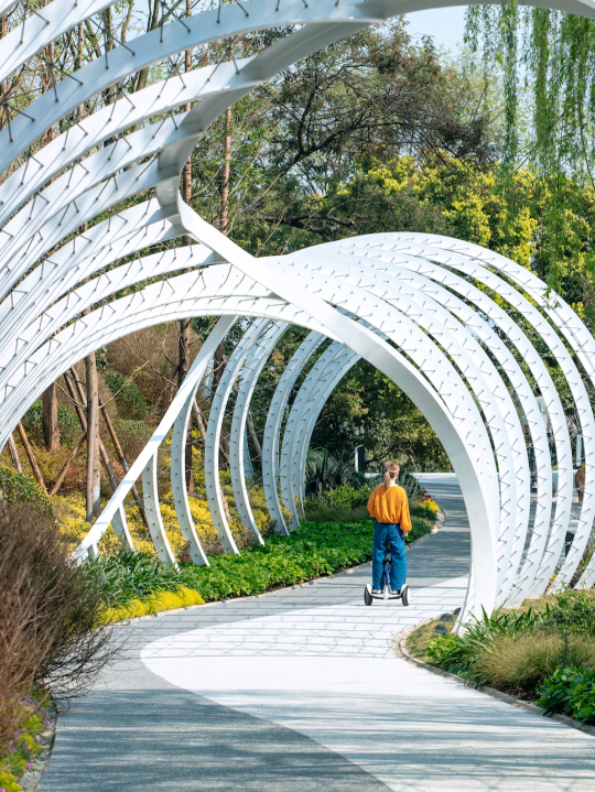 麓湖运动公园(左)麓湖水线公园(右)4"产品 用户"的社群创新当下再看