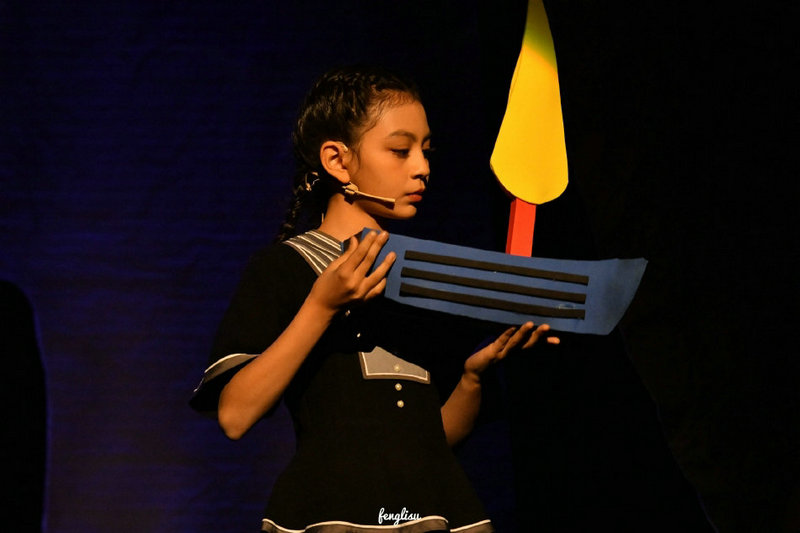 刘烨10岁女儿霓娜上台表演节目五官精致灵动可爱