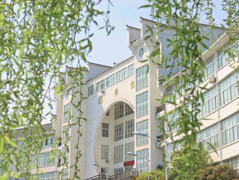 青年眼春日的池州学院