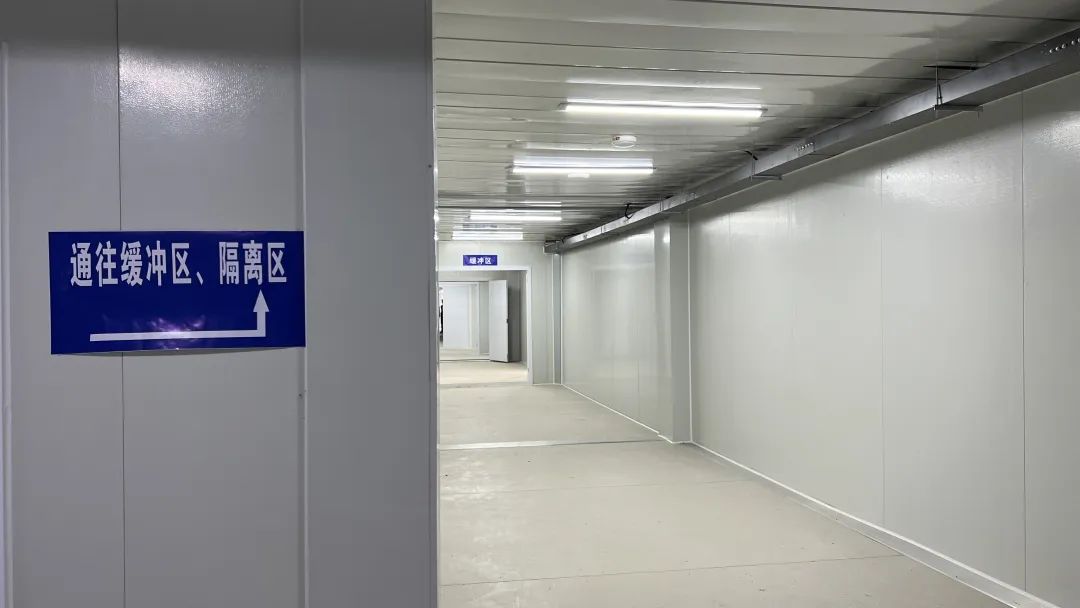 隔离区进口处的消杀缓冲区能够最大程度保护医护人员的安全.刘琦 摄