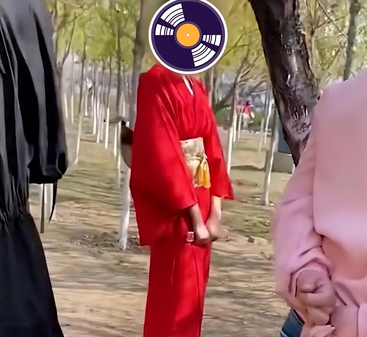 女子穿和服在公园拍照,引路人不适起争执,穿衣自由也要分场合休闲区蓝鸢梦想 - Www.slyday.coM 女子穿和服在公园拍照,引路人不适起争执,穿衣自由也要分场合休闲区蓝鸢梦想 - Www.slyday.coM