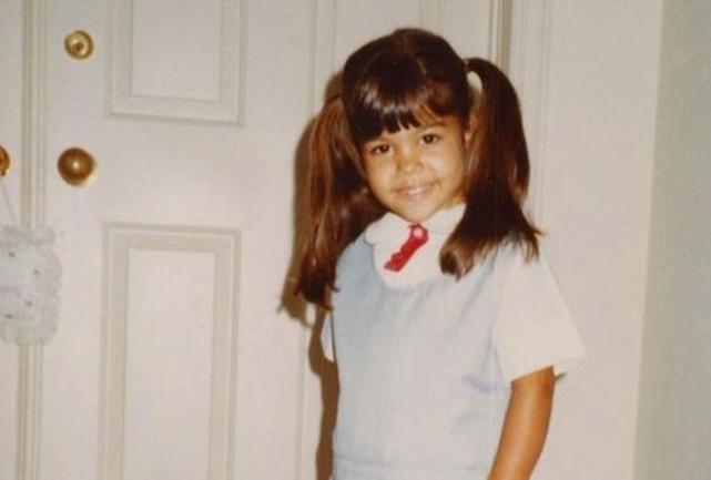 库特尼卡戴珊小天使般的童年照片被妈妈在生日当天分享