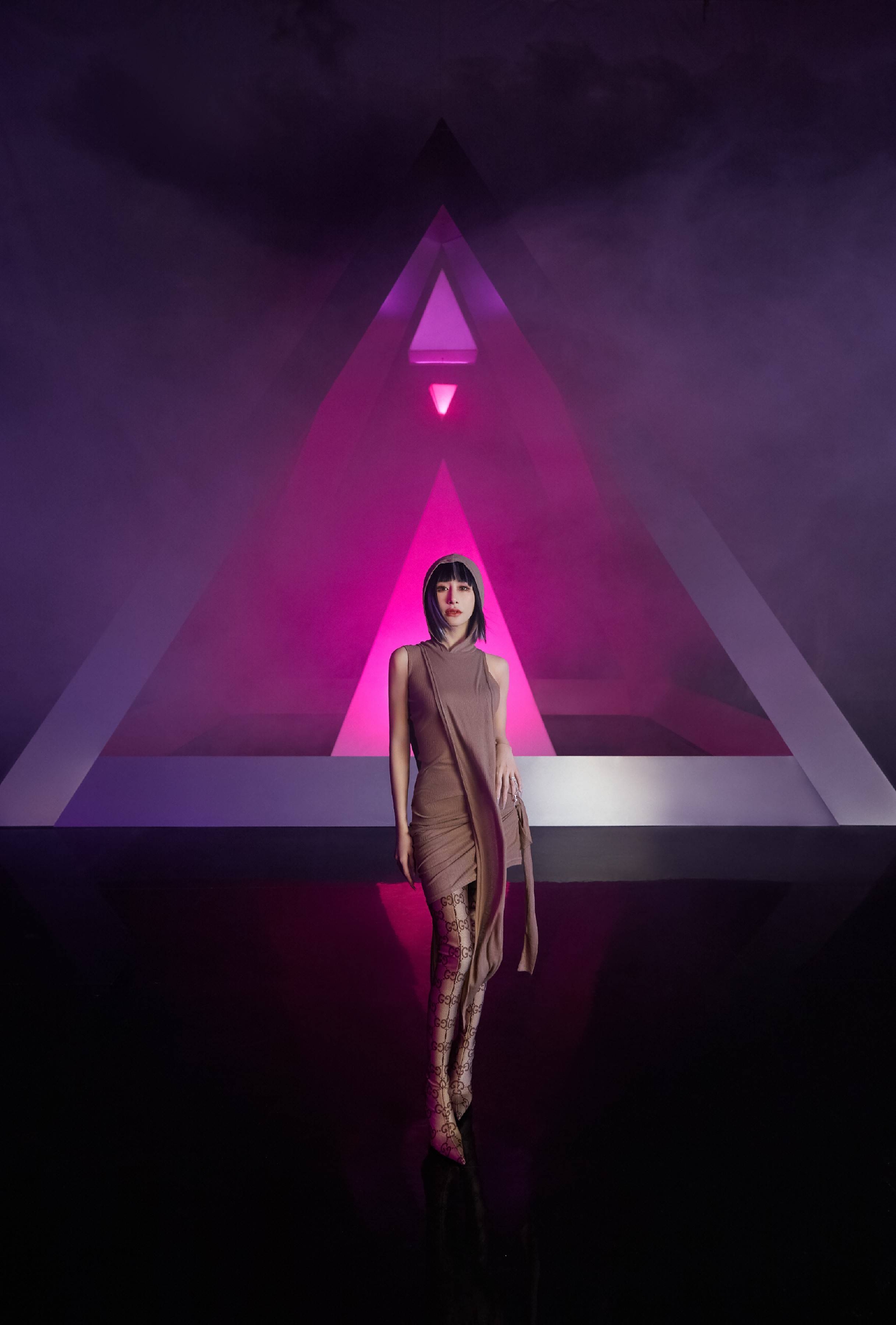 mv由台湾知名导演邝盛操刀制作,blackpink的御用编舞师kiel tutin把关