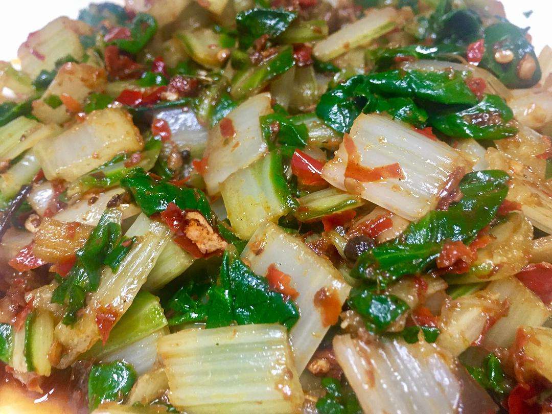 谷雨季节牛皮菜长得粗大肥美正是好吃的时候千万别错过了