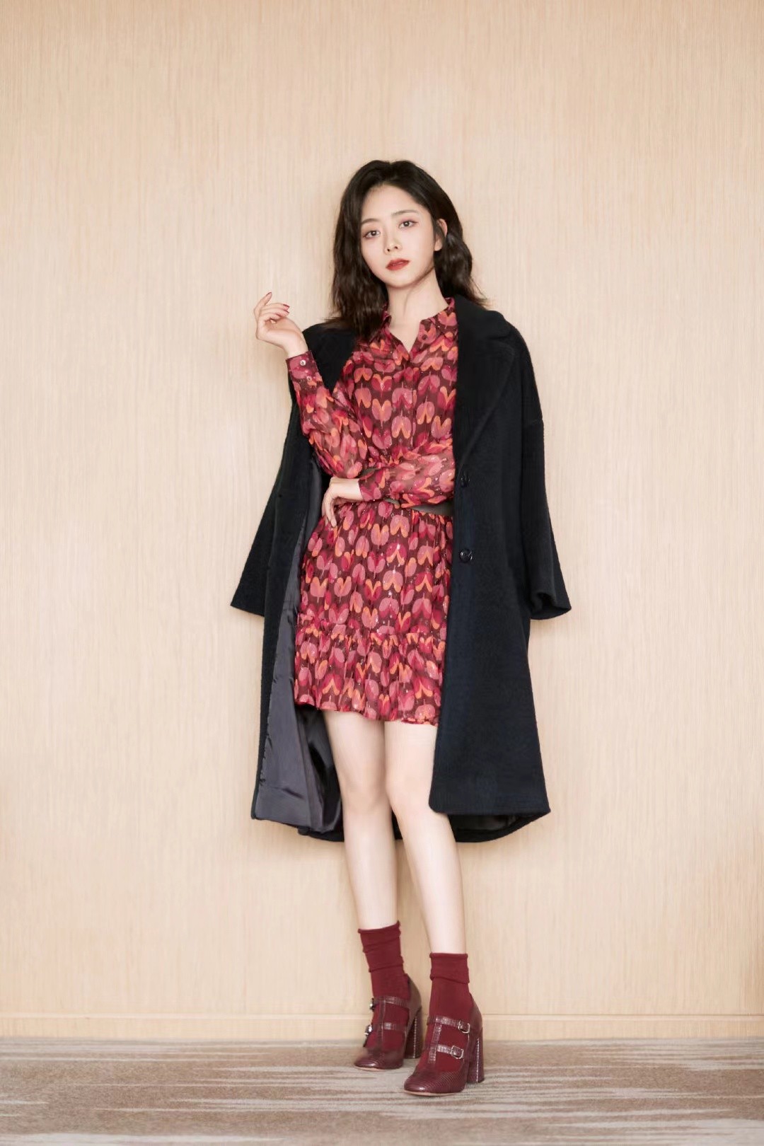 谭松韵穿黄色太美了,一身亮黄色连衣裙亮相,脚踩高跟鞋气场强大__财经