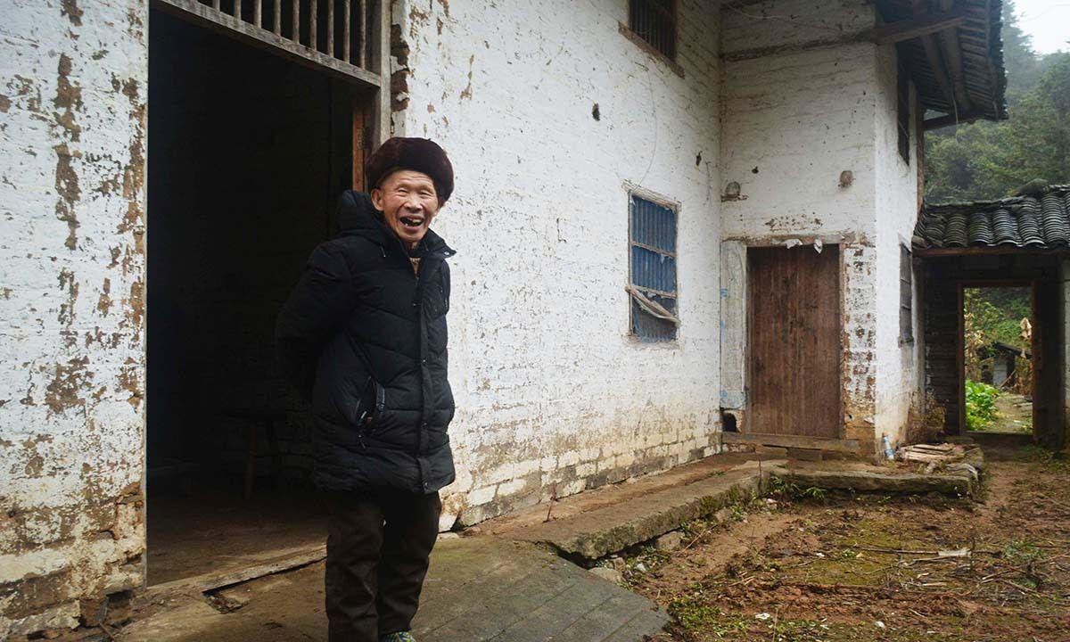 老伴生病2年83岁老人住别人家老屋看为啥笑得很开心