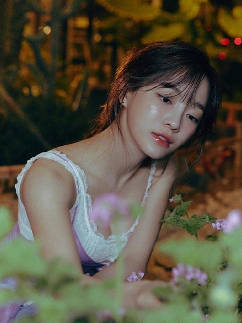 25岁韩国女星金世正最新写真低胸吊带大秀事业线纯欲撩人