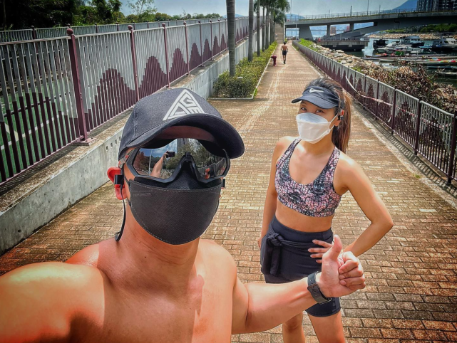 tvb男艺人林子善拍完电影陪妻女与太太跑步陪女儿玩耍